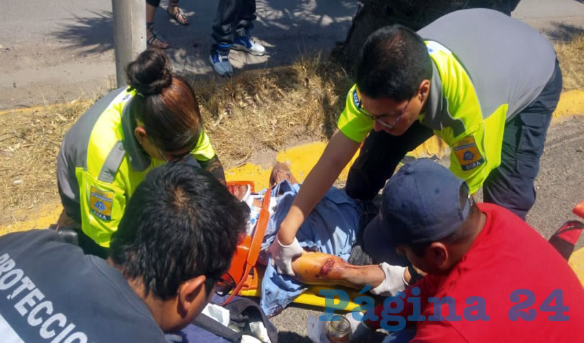 Paramédicos atienden a Pedro Palos Hernández, previo a trasladarlo a un hospital