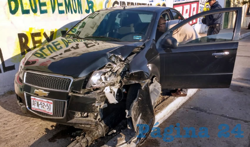 El veh&iacute;culo Chevrolet Aveo se estamp&oacute; contra un poste
