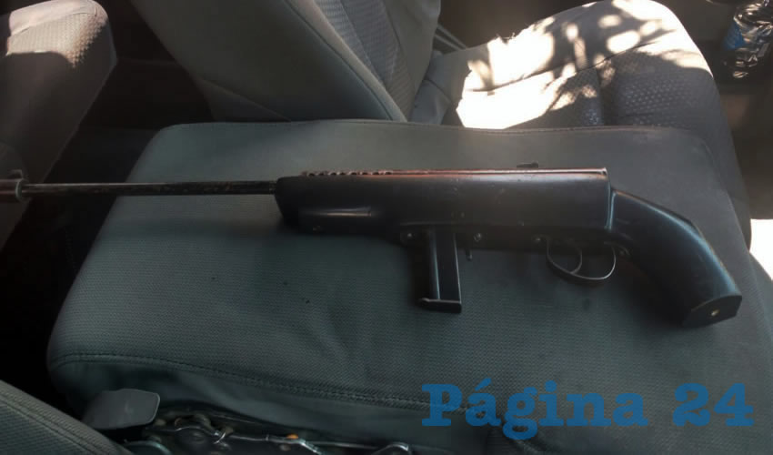 El rifle Winchester, calibre .22, con el cargador desabastecido