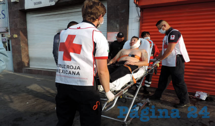 Juan Cruz Camargo es atendido tras recibir tres pu&ntilde;aladas y varios golpes