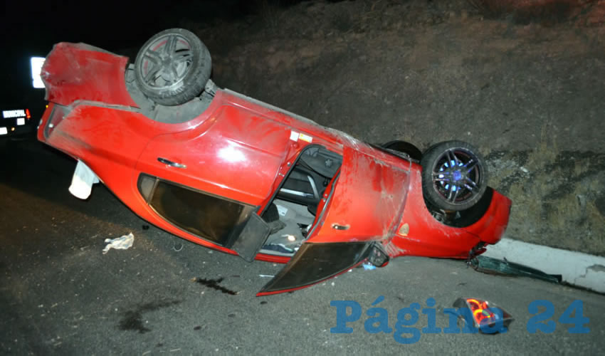 El auto quedó destrozado pero los tres borrachos salvaron la vida