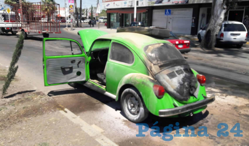 La oportuna intervención de los bomberos evitó que el fuego acabara con el automóvil