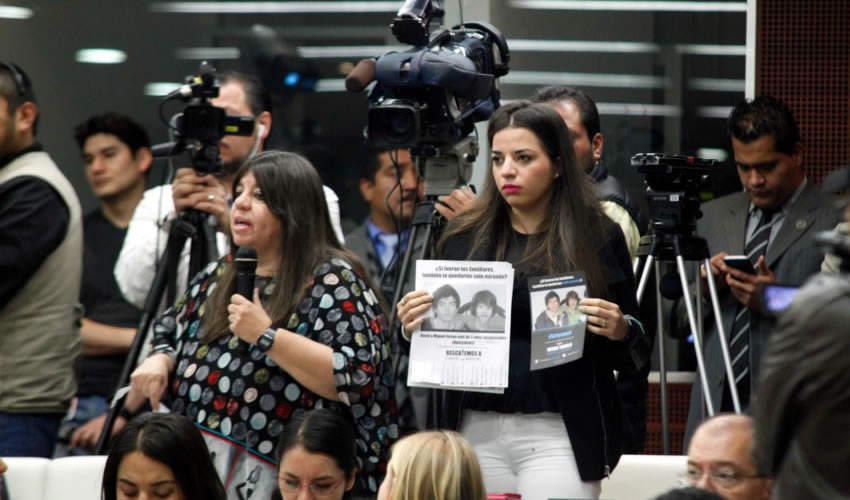 Ciudad de M&eacute;xico.- Familiares de v&iacute;ctimas de desaparici&oacute;n mostraron fotograf&iacute;as de sus familiares en las instalaciones del Senado (Foto: PRD Senado)