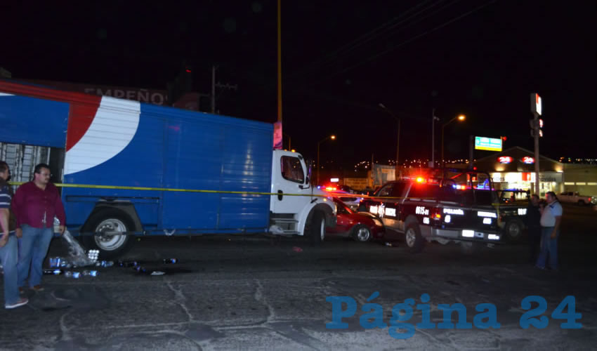 En el cruce de las avenidas Siglo XXI oriente y San Gabriel lograron detener al ladrón, el cual embistió el camión de la Pepsi contra un automóvil y una patrulla
