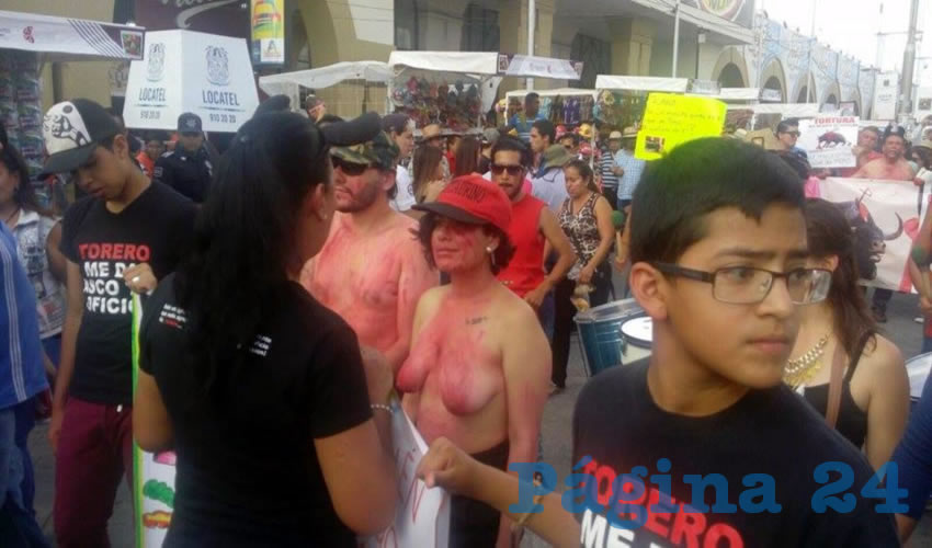 Los manifestantes lograron llamar la atenci&oacute;n de los feriantes al avanzar con el sonido de tambores