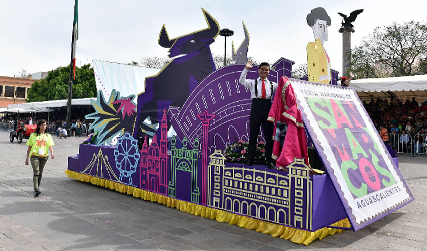 Bajo el lema &ldquo;Familia, Tradici&oacute;n y Valores&ldquo;, circularon por el primer cuadro de la ciudad 16 carros aleg&oacute;ricos que ofrecieron alegr&iacute;a a las familias