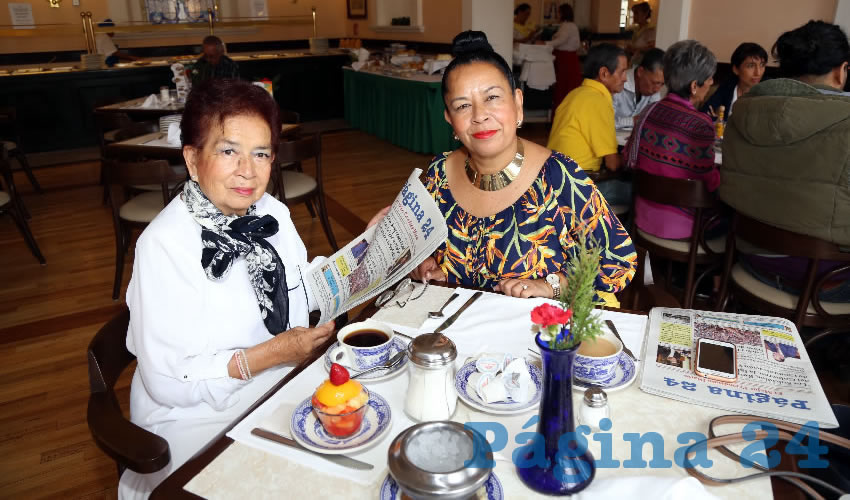 En Sanborns Francia compartieron el primer alimento del día Susana Lío Gómez y Beatriz López Lío, visitantes de Toluca