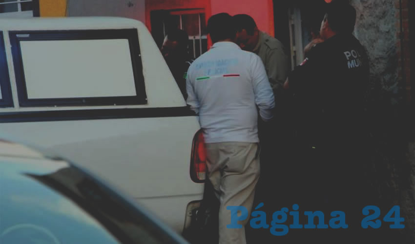 Peritos de la Fiscalía General del Estado retiran el cadáver de Jorge Alejandro “N” “N”, quien se colgó en la regadera de su casa, en la colonia Altavista
