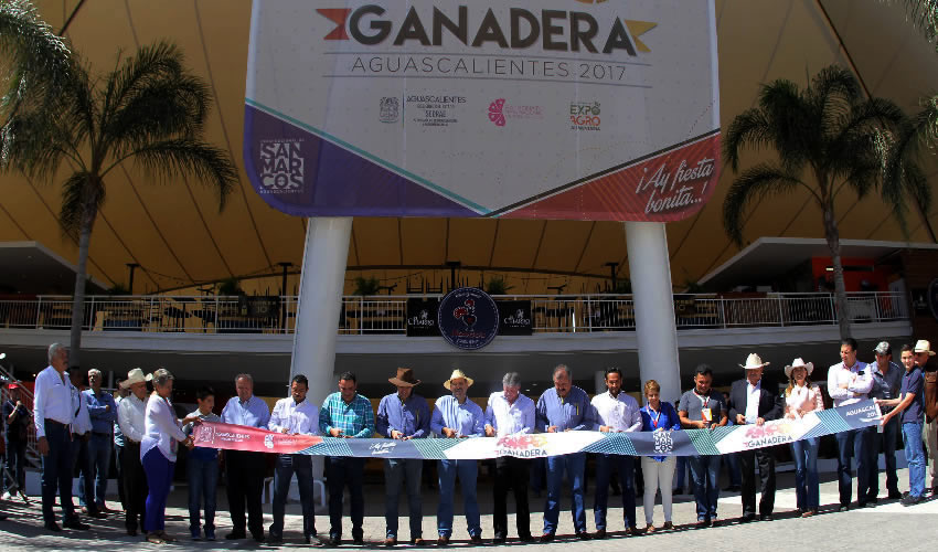 Martín Orozco Sandoval, acompañado del secretario de Desarrollo Rural y Agroempresarial, Manuel Alejandro González Martínez, y productores pecuarios, inauguró la segunda etapa de la Feria Nacional de San Marcos 2017