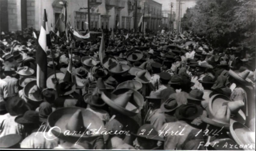 Manifestación en la Plaza Principal por la invasión norteamericana en abril de 1914