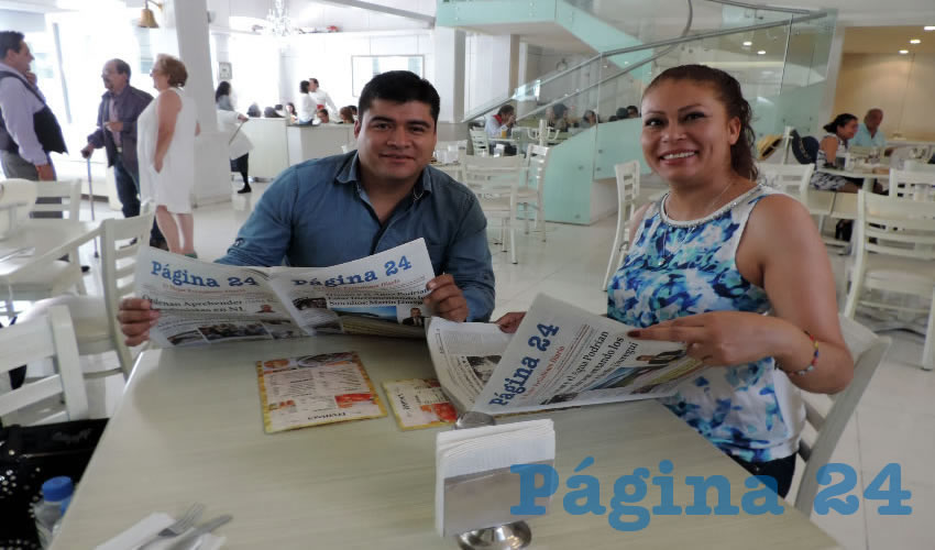 Juan Manuel Salas Lara y Abigail Romero Martínez, visitantes de San Luis Potosí, desayunaron en el restaurante Del Centro