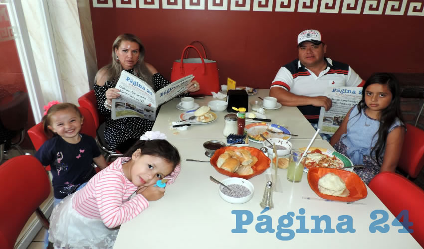 Los esposos Silvia Figueroa y Julio César Ruiz almorzaron con sus hijas, Mía, Sofía y Tati, en el restaurante Mitla