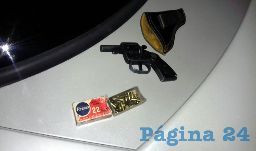 La pistola calibre .22, que llevaban dos sujetos a bordo de un automóvil