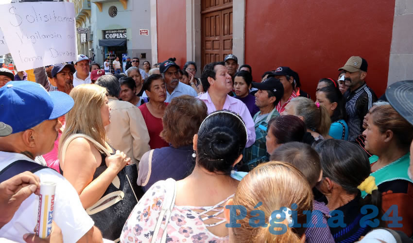 Alrededor de un centenar de personas se congregaron para exigir una audiencia con el gobernador (Foto: Eddylberto Lu&eacute;vano Santill&aacute;n)