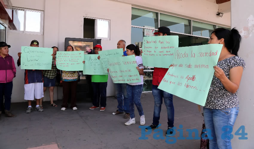 Familiares de los detenidos se manifestaron afuera de la Fiscalía General del Estado