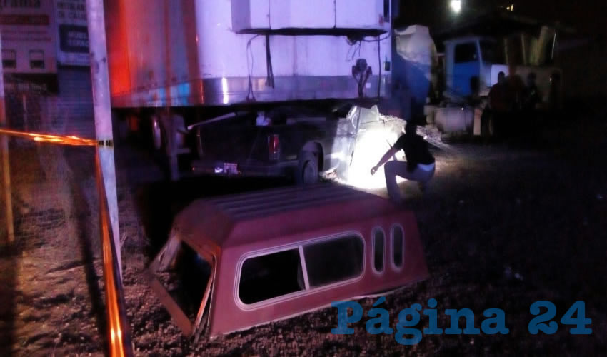 La camioneta, fuera de control, ingresó violentamente al taller y se estrelló brutalmente contra la caja, quedando abajo de ésta