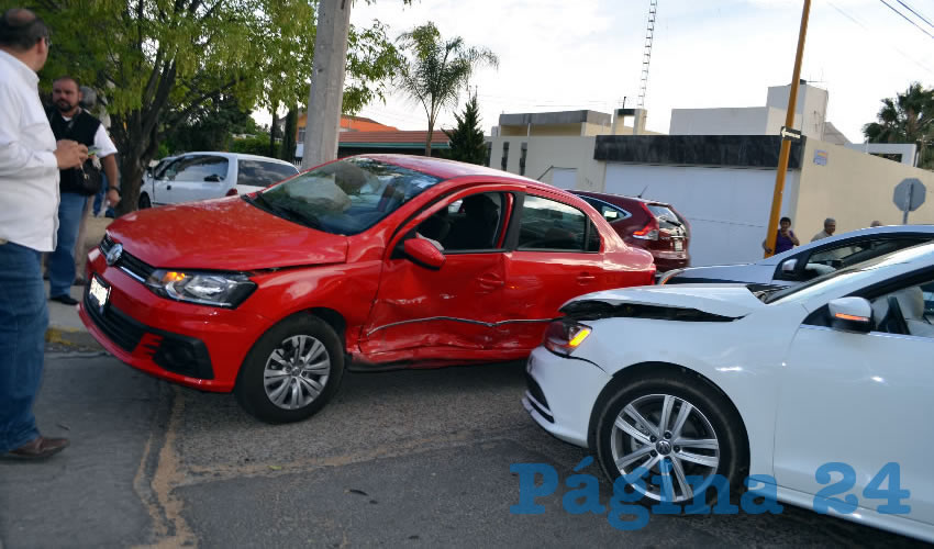 El vehículo Volkswagen Jetta, cuyo conductor no pudo evitar el encontronazo