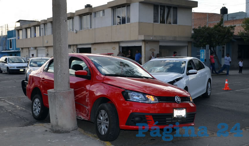 El automóvil Volskwagen Gol terminó estampándose contra un poste de concreto