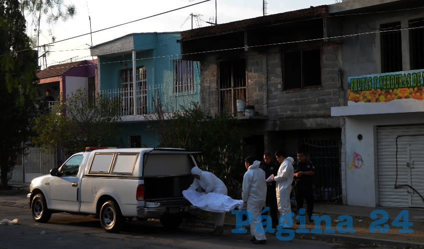 Autoridades retiran el cadáver de Rubén Tejeda Escobedo, que murió en la casa situada en avenida Perseo 301