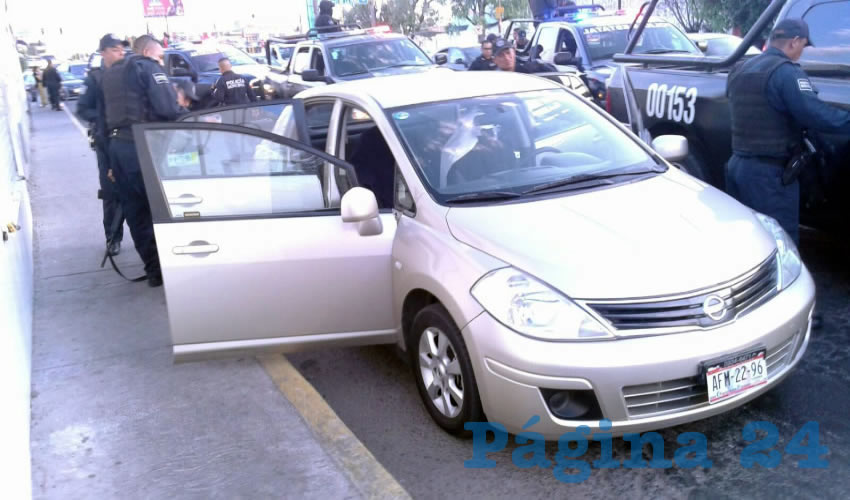 El autom&oacute;vil Nissan Tiida arena, que robaron a una f&eacute;mina