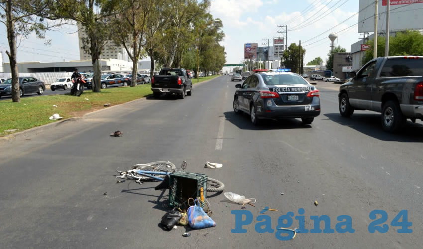 Quedó partida en dos la bicicleta que jalaba el desconocido