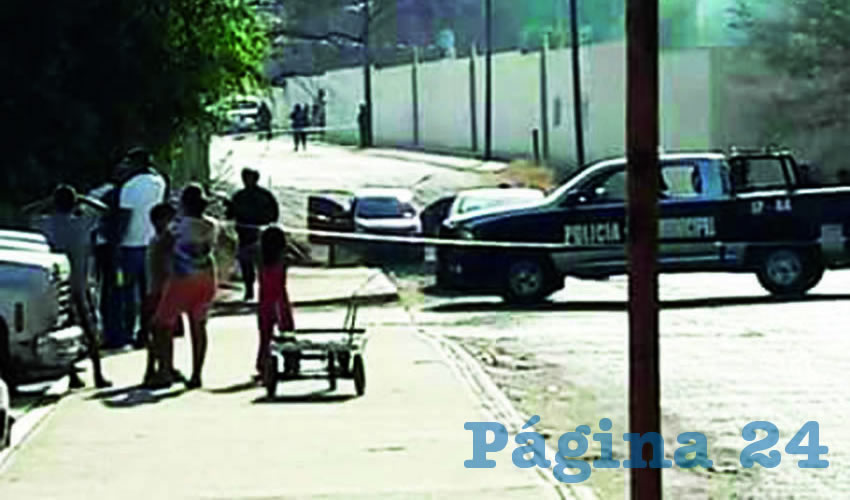 Las dos víctimas viajaban en un vehículo rojo de la marca Toyota, modelo Corolla, cuando fueron agredidos a balazos por varios sujetos, en Autlán de Navarro/Foto: Especial 
