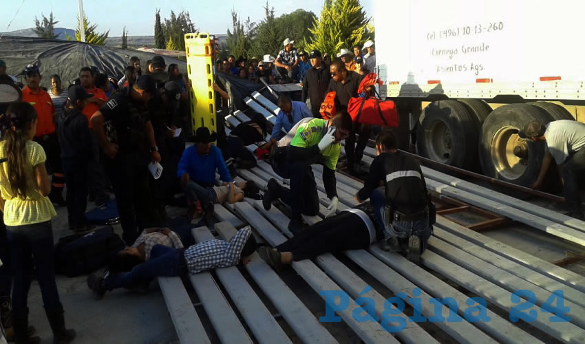 Momento en que socorristas revisan a varias de las personas, que sufrieron golpes al desmoronarse la endeble estructura