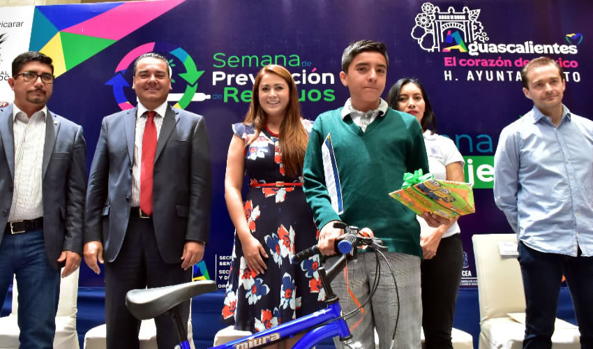 Tras premiar a alumnos ganadores de los concursos de dibujo y Reciclarte Artesanías, Tere Jiménez realizó un recorrido por la exposición de los trabajos