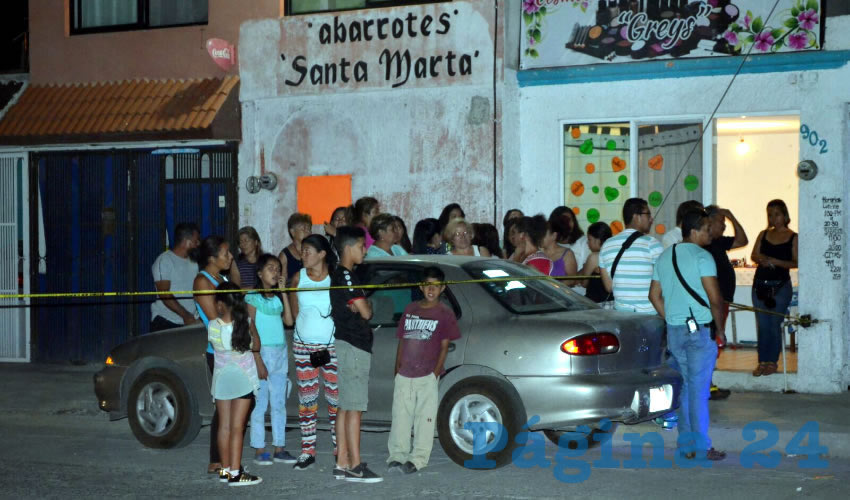 El vecindario se aglomeró para observar la labor de las autoridades en torno al cadáver