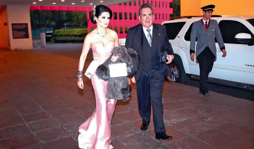 Ciudad de México: Blanca Rivero Rio y Carlos Lozano de la Torre, la pareja que gobernó el estado de Aguascalientes de 2010 a 2016, fueron de los invitados a la boda de la hija del líder petrolero, en la terraza del hotel Camino Real en Polanco