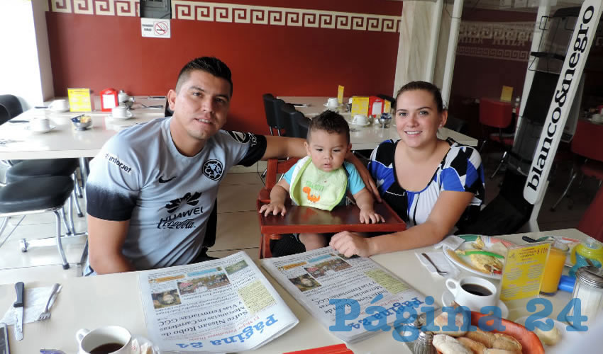 Los esposos Rafael Martínez y Yadira Roma desayunaron con su pequeño hijo en el restaurante Mitla