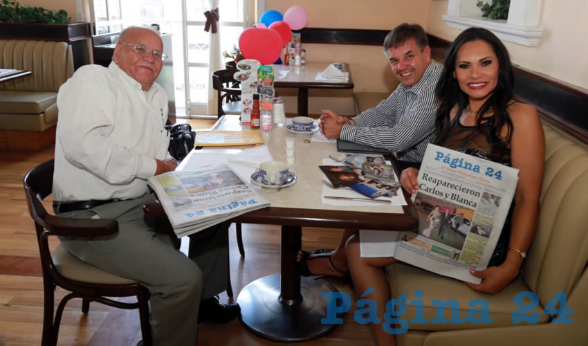 En Sanborns Francia desayunaron Crescencio Luna Serna, Ademar Gutiérrez Ruiz y Alexandra Barbosa, cantante colombiana