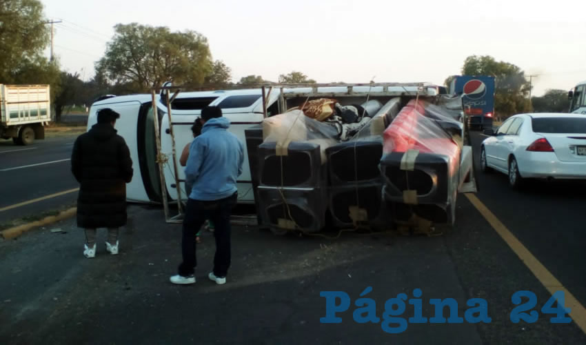 El vehículo repleto de muebles terminó volcado sobre el costado izquierdo.