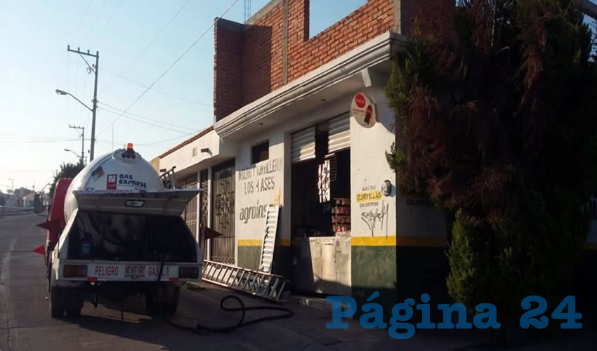Justo afuera de esta tortillería cayó al vacío Juan Manuel Amador García