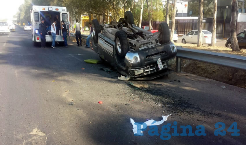 La camioneta Ford Explorer termin&oacute; su veloz viaje sobre su toldo
