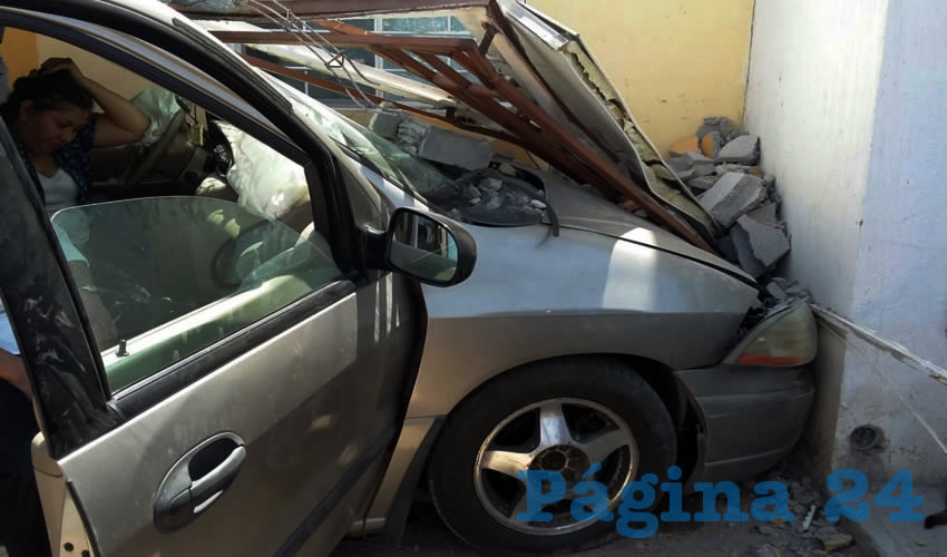 La conductora intentaba virar en avenida Villas del Río y perdió el control
