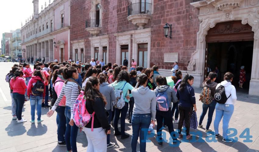 Las alumnas permanecieron frente al Palacio de Gobierno por m&aacute;s de tres horas (Fotos: Eddylberto Lu&eacute;vano Santill&aacute;n)