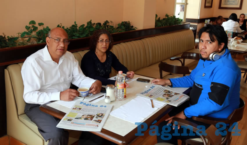 Alberto Aguilera Esparza, Mar&iacute;a Teresa Granados Acevedo y Alejandro Aguilera Granados compartieron el pan y la sal en Sanborns Francia