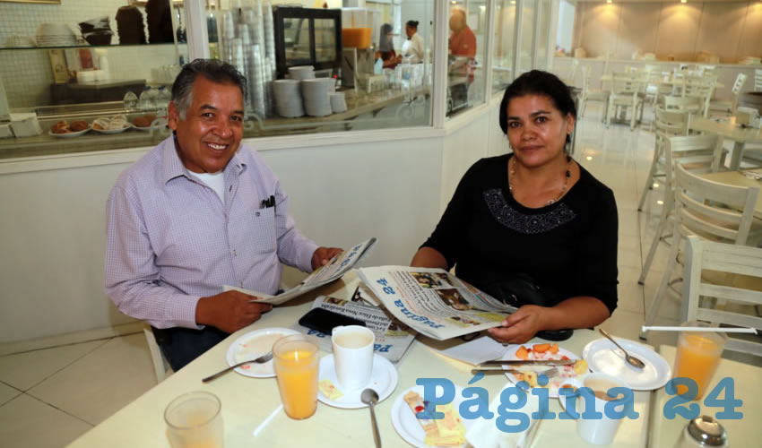 En el restaurante Del Centro compartieron el primer alimento del d&iacute;a Cuitl&aacute;huac Cardona Campos y Elvira Aguilar L&oacute;pez, miembro del Comit&eacute; Ejecutivo Estatal de Morena