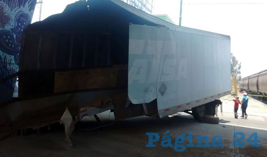 En la colonia México, el tren embistió y destrozó la caja de un tráiler