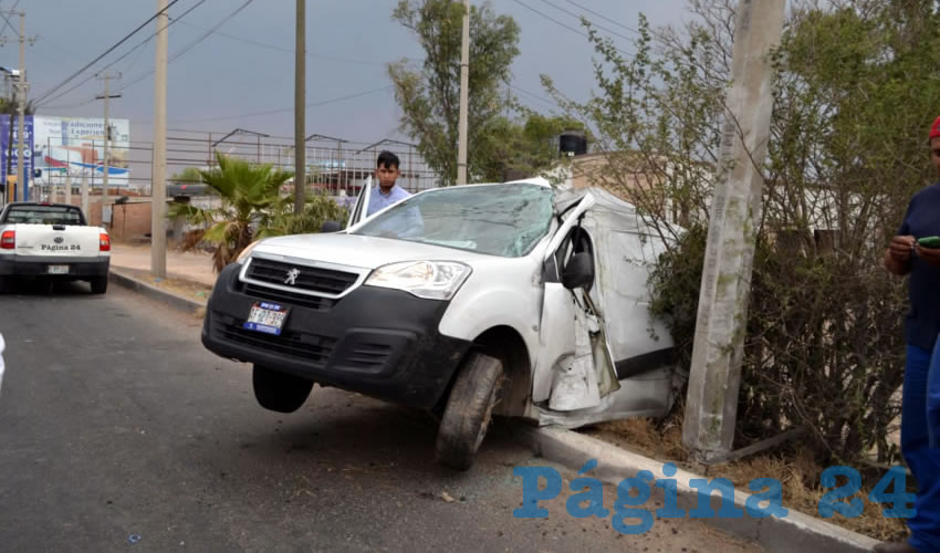 La camioneta Peugeot Partner se estamp&oacute; con su costado izquierdo contra un poste de concreto
