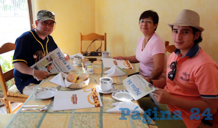 Wilfred Ríos, Patricia Arenas González y Wilfred Ríos Arenas compartieron el pan y la sal en el restaurante La Estación