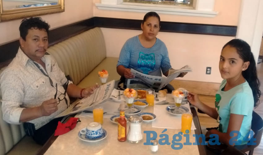 Los esposos Ezequiel Infante Luévano y Rosa Flores Nájera almorzaron con su hija Mayra Yesenia en Sanborns