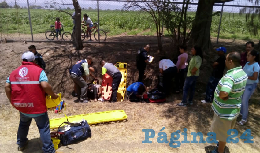 Los socorristas atienden a los tripulantes de la unidad