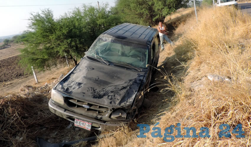 Alejandro Ramírez Larragoitia destrozó su vehículo en la carretera estatal 42