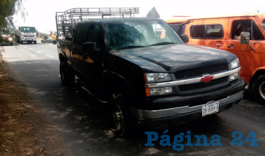 La camioneta Chevrolet Silverado sufri&oacute; esca&ntilde;os da&ntilde;os