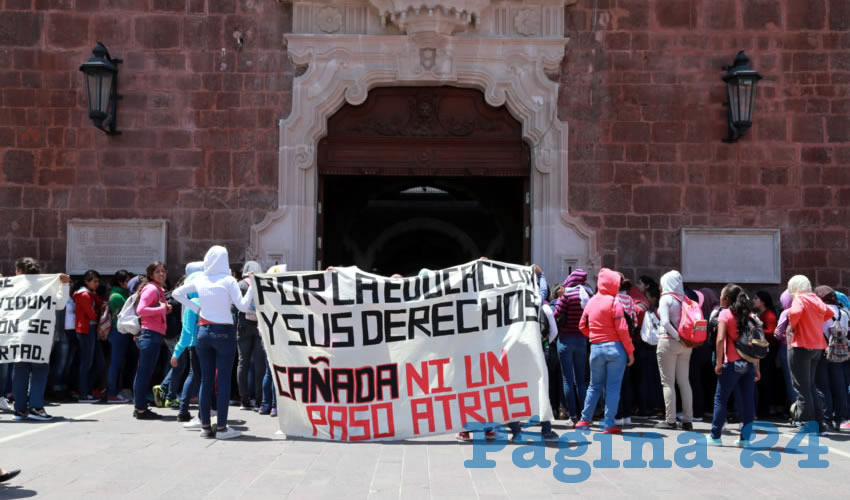 Por cuarta ocasi&oacute;n, las alumnas de la Normal de Ca&ntilde;ada Honda protestaron por m&aacute;s de tres horas frente al Palacio de Gobierno