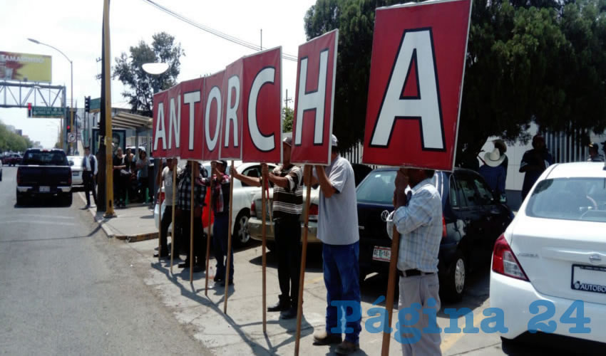 Manifestación de antorchistas ante la delegación de la Sagarpa