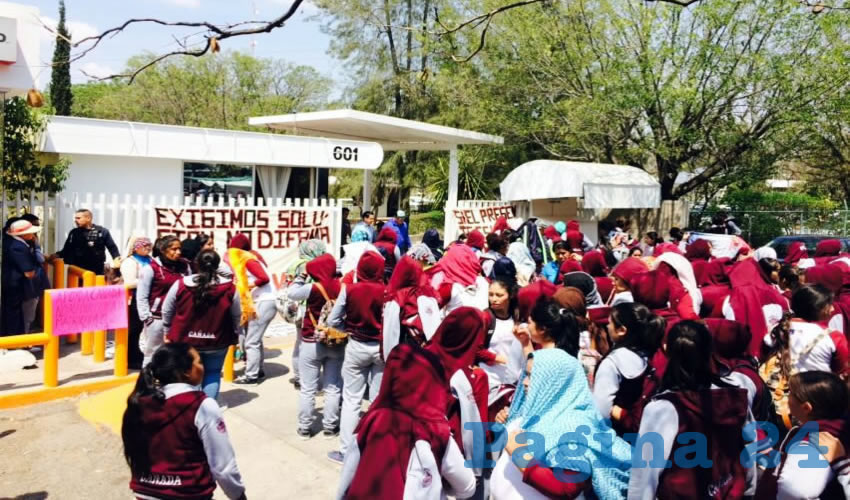 Las alumnas mantuvieron el plant&oacute;n por m&aacute;s de cinco horas en espera de ser atendidas directamente por Ra&uacute;l Silva Perezchica