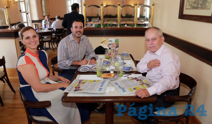 En Sanborns Francia almorzaron los regidores independientes del Municipio de Aguascalientes, Karla Cassio Madrazo y Mauricio González López; e Hipólito Treviño Lecea, consultor